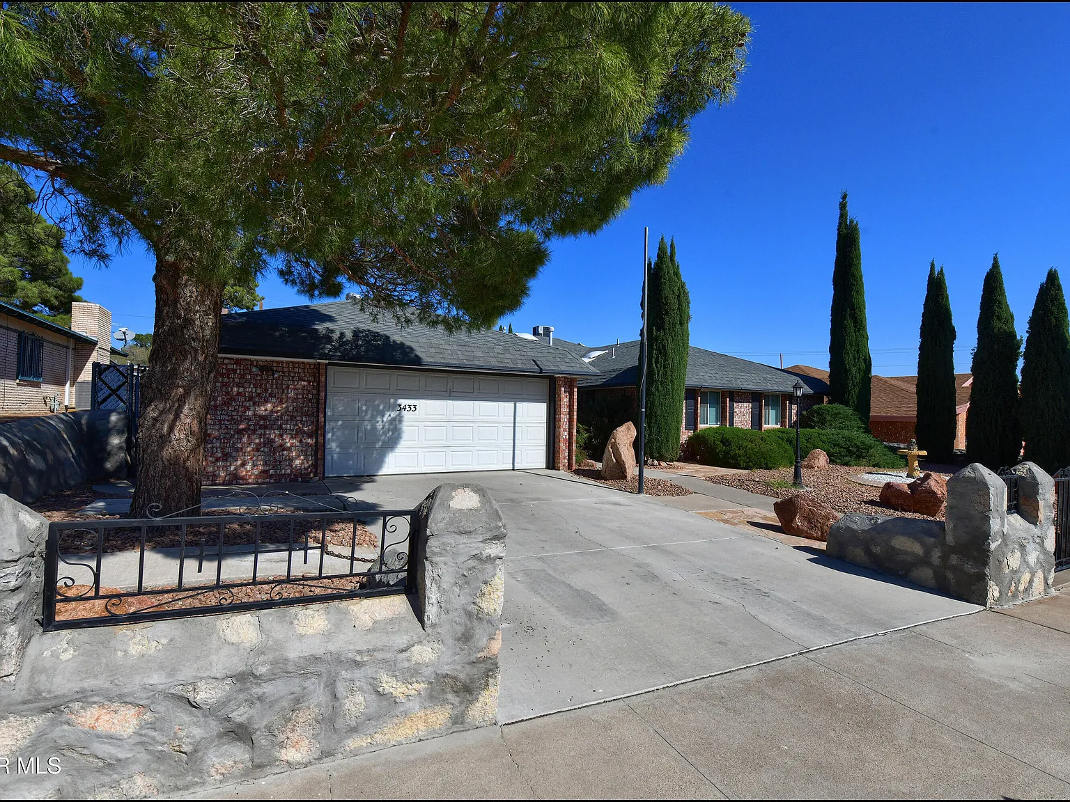 4 bed, 2.0 bath, 2325 sqft, $1,950 — Photo 2