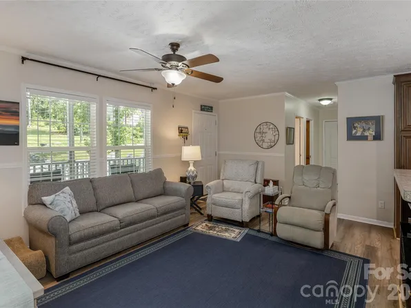 32 Beechwood Lakes Dr, Hendersonville, NC 28792