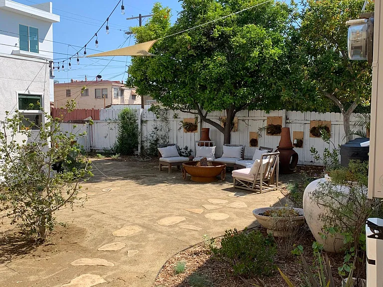 1852 S Redondo Blvd — Photo 22