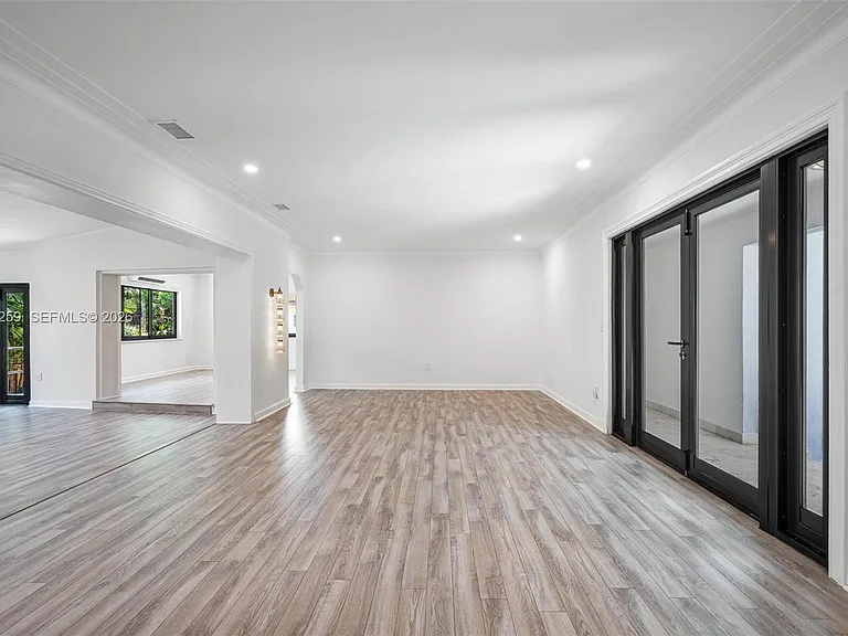 7810 Beachview Dr — Photo 29