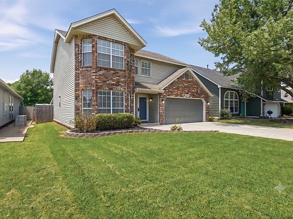 3rd image of 2608 S Oak Pl