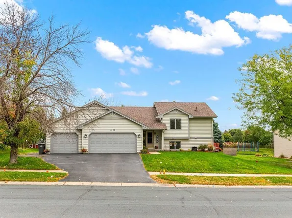 1250 Lake Susan Hills Dr, Chanhassen, MN 55317