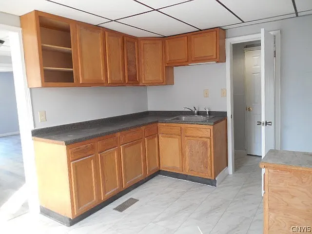 3 bed, 1.0 bath, 4500 sqft, $850 — Photo 4