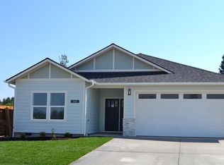 945 SW Buckmaster Dr, Grants Pass, OR 97527