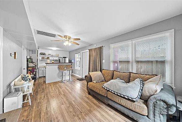 1st image of 609 Sealy St #2