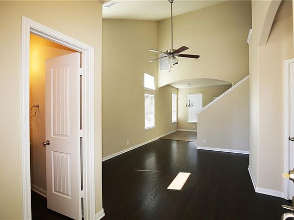 5th image of 903 Alamo Plaza Dr