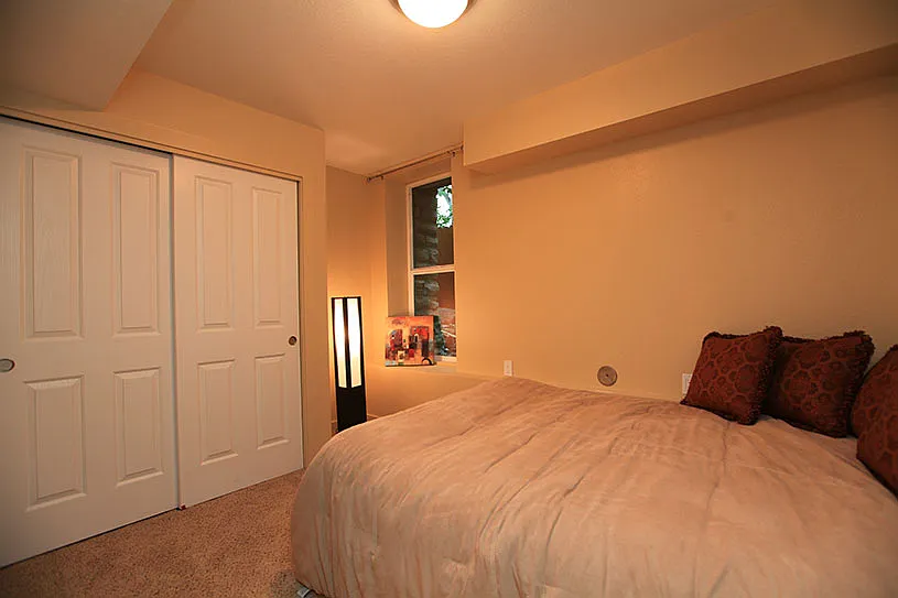4 bed, 1000 sqft, $1,643 — Photo 4