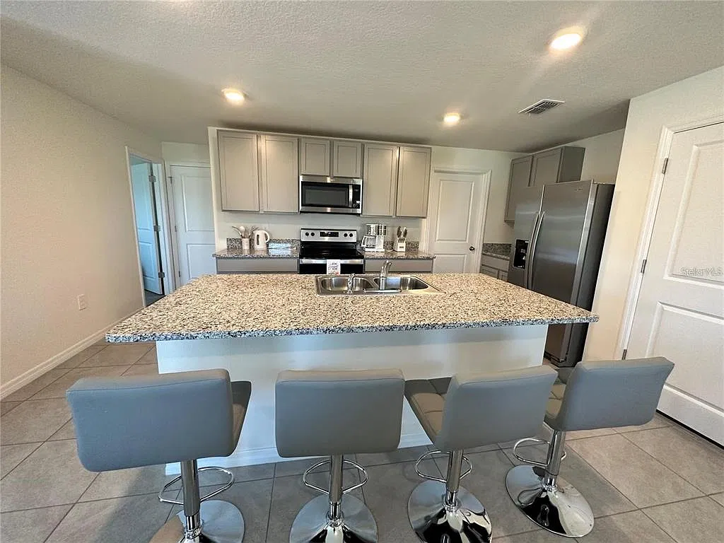 5 bed, 3.0 bath, 2447 sqft, $2,990 — Photo 3