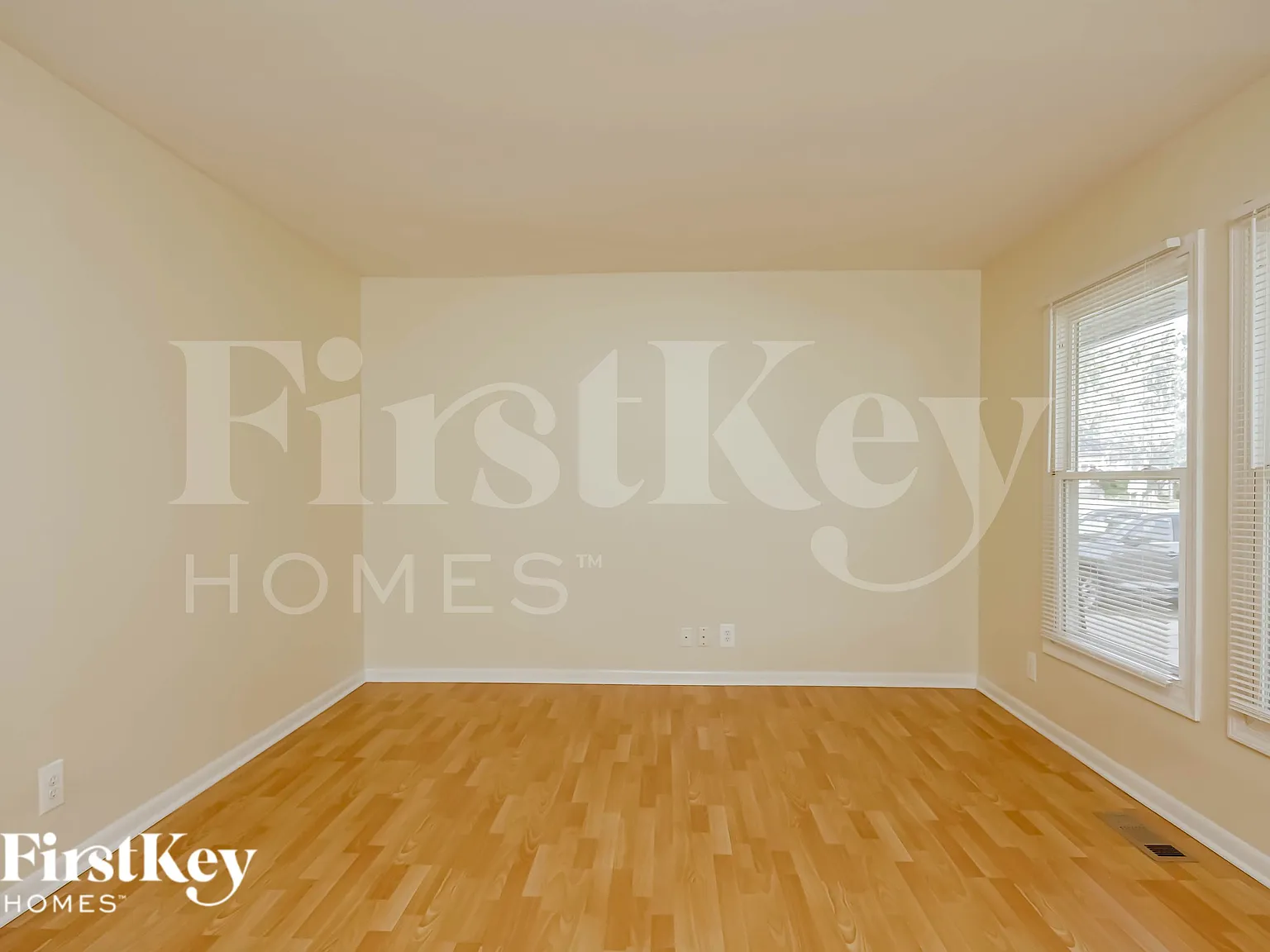 3 bed, 1.0 bath, 925 sqft, $2,705 — Photo 3