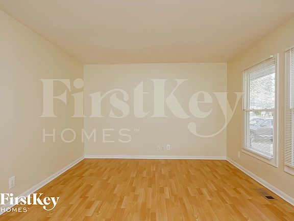 3rd image of 703 E Streamwood Blvd