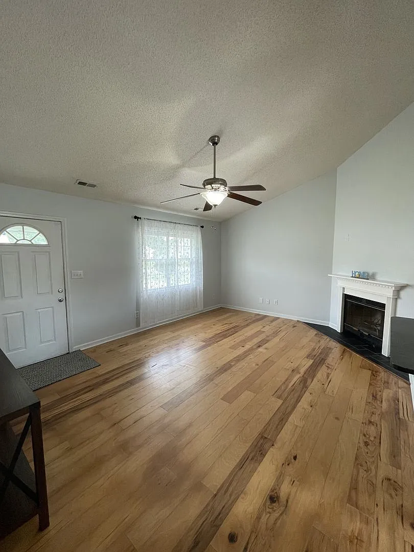 Beautiful Home in Hubert — Photo 3