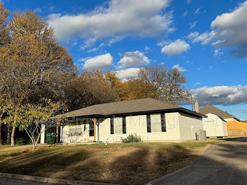 3 bed, 2.0 bath, 1428 sqft, $1,645 — Photo 1