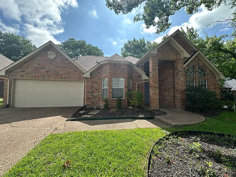 311 Eagle Point — Photo 1