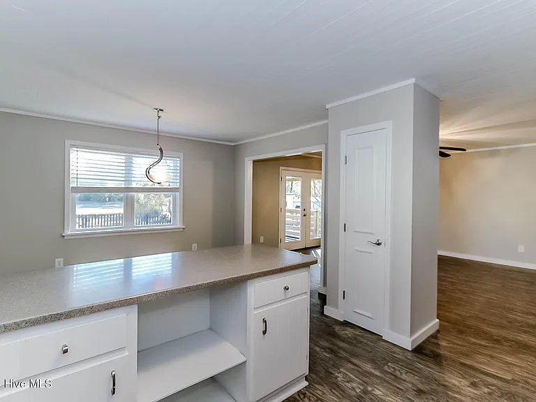2901 Mandy Ln — Photo 14