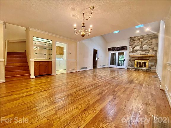 4th image of 204 Laurel Oak Ln