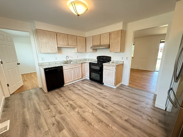 2592 Yarmouth Ave — Photo 7