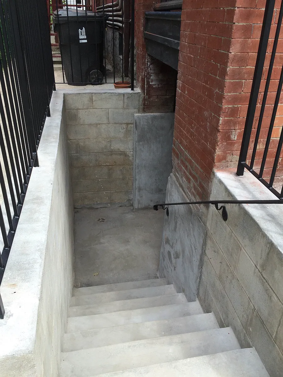 Building Photo - 373 Markham St #5