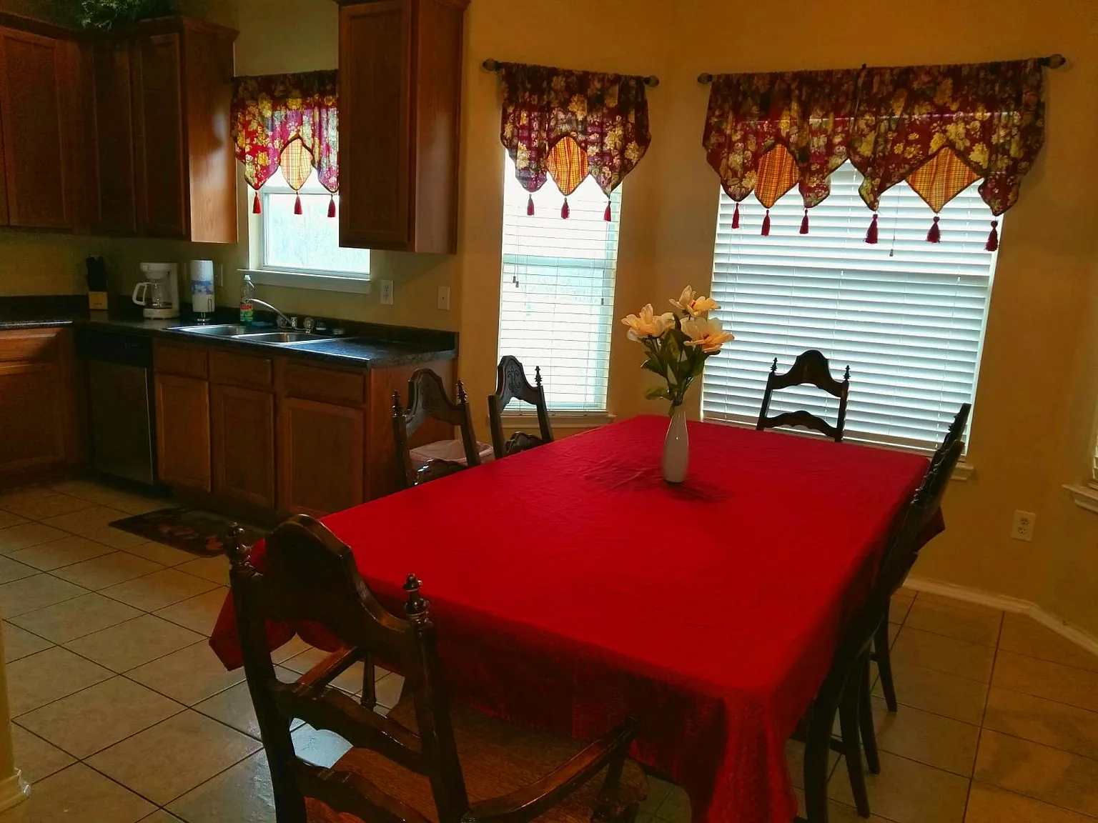 4 bed, 2.5 bath, 2100 sqft, $2,500 — Photo 3