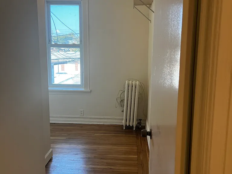 Tulip Ave — Photo 6