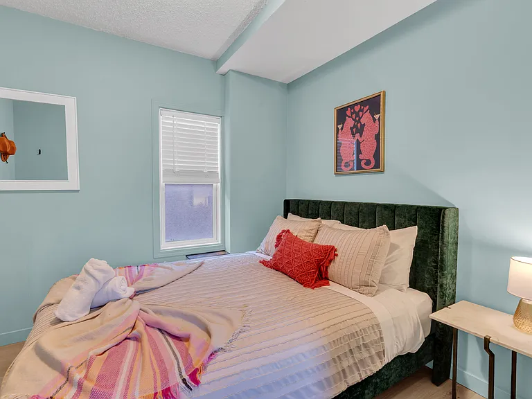 1147 E 8th St SE — Photo 16