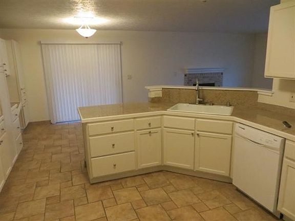 4th image of 327 Hartford Ct