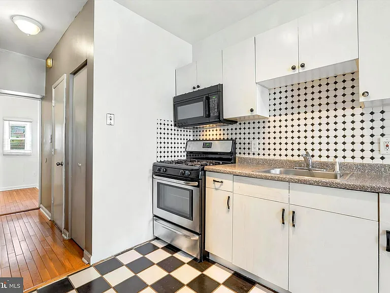1818 Catharine St #1F — Photo 7
