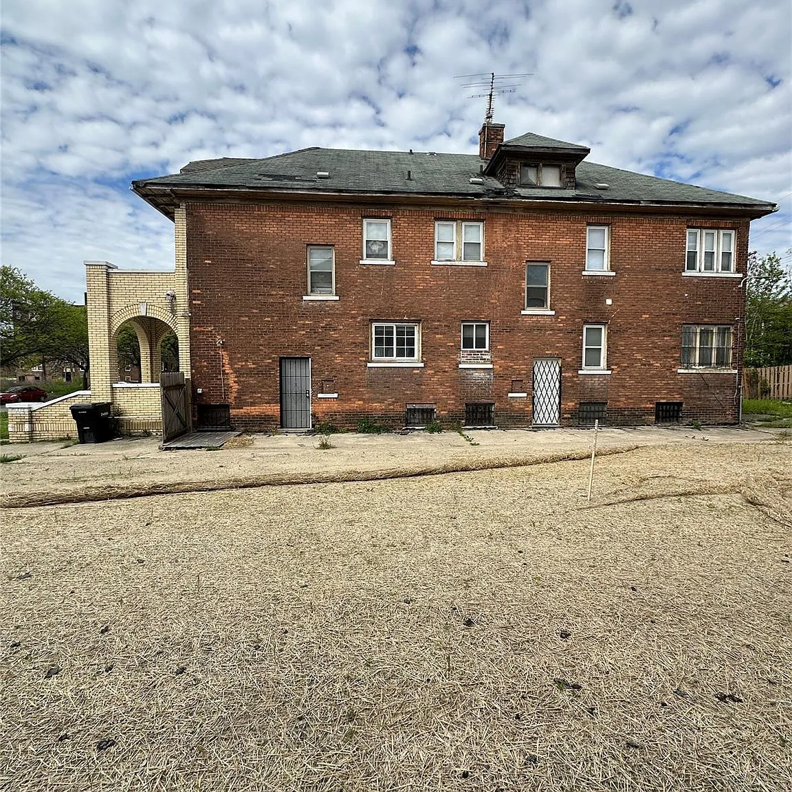 3 bed, 1.0 bath, 2800 sqft, $1,200 — Photo 2