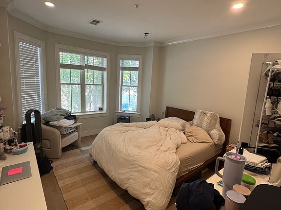 4th image of 529 Newbury St APT 3