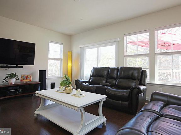 4th image of 3015 Mia Ln