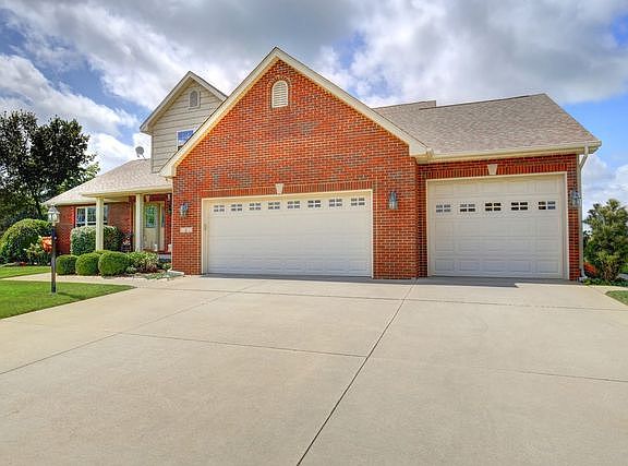 3rd image of 6 Prairie Wood Dr