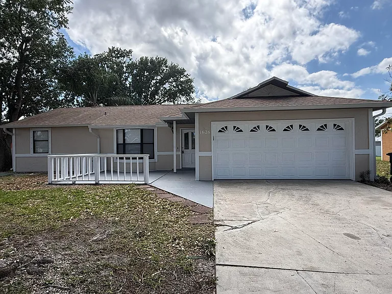 1626 SW Buffum Ln — Photo 1