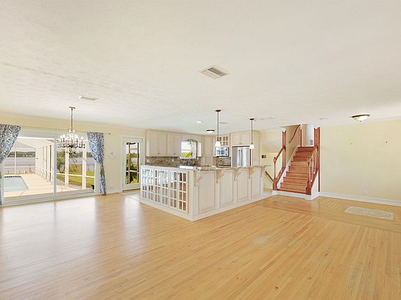 4th image of 229 River Dr E