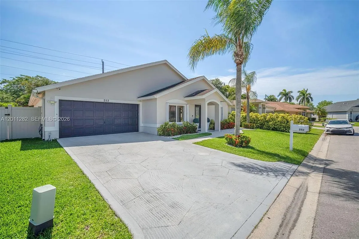 Building Photo - 252 Malibu Cir #252