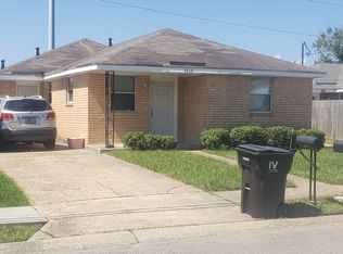 3210 Pakenham Dr, Chalmette, LA 70043