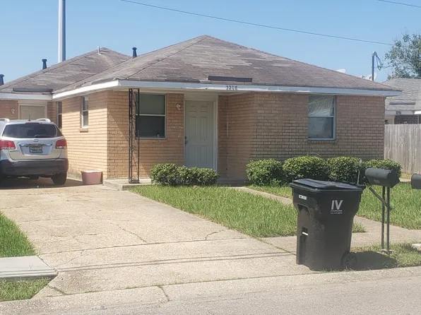 3210 Pakenham Dr, Chalmette, LA 70043