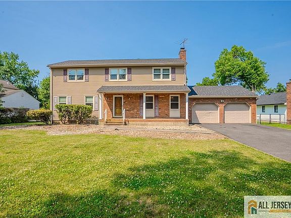2nd image of 3308 Evergreen Ln