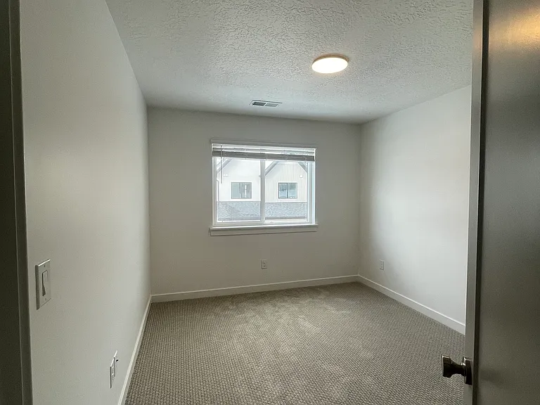 172 E 1760 N — Photo 13
