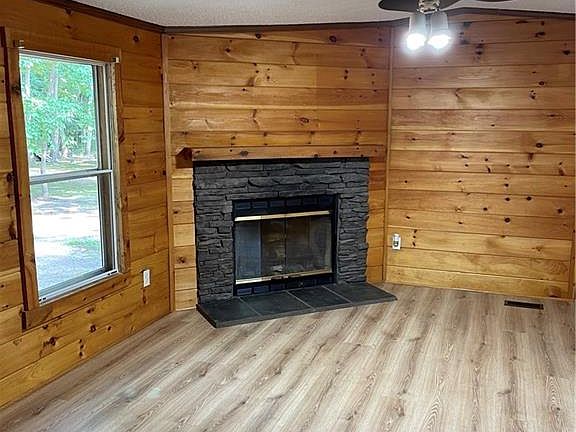 2nd image of 2945 Sanford Dr