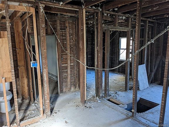 4th image of 215 Saint Matthew St