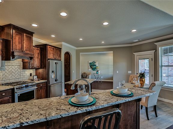 4th image of 3102 SW Mahogany Ave