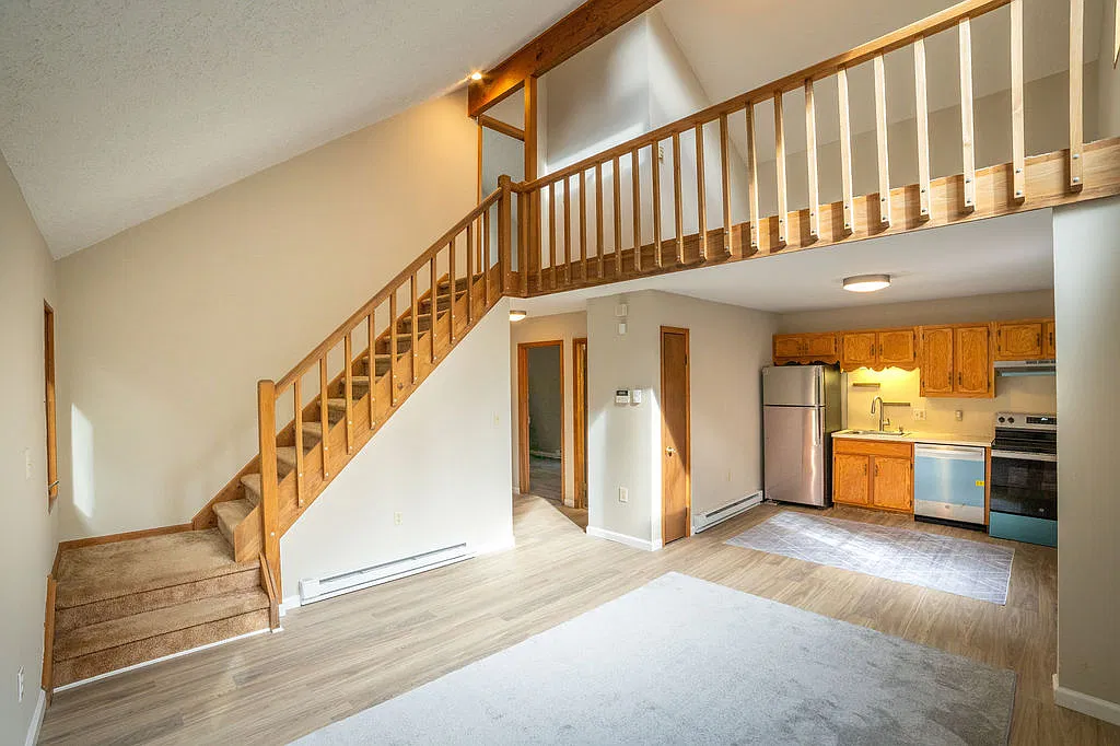 3 bed, 1008 sqft, $1,900 — Photo 2