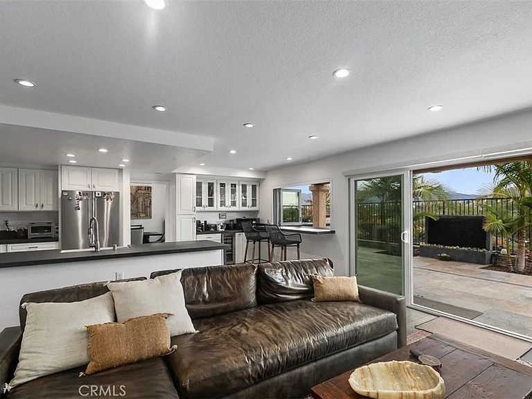 32 San Mateo — Photo 12