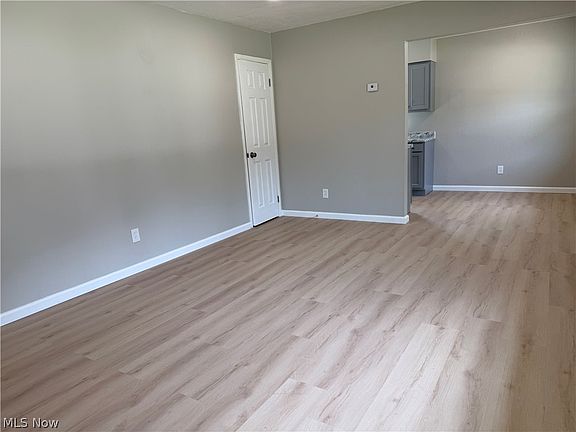 5th image of 940 Oakwood Dr