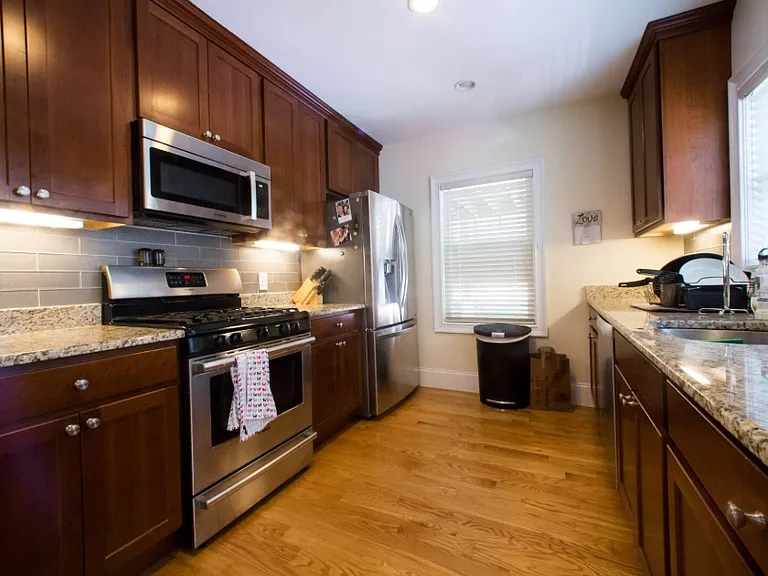37 Beaconsfield Rd #1B — Photo 3