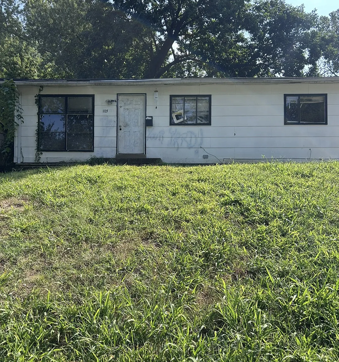 3 bed, 888 sqft, $975 — Photo 1