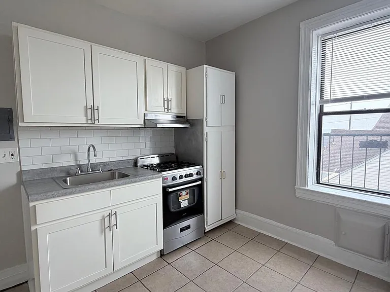 54 Linden Ave #402A — Photo 1