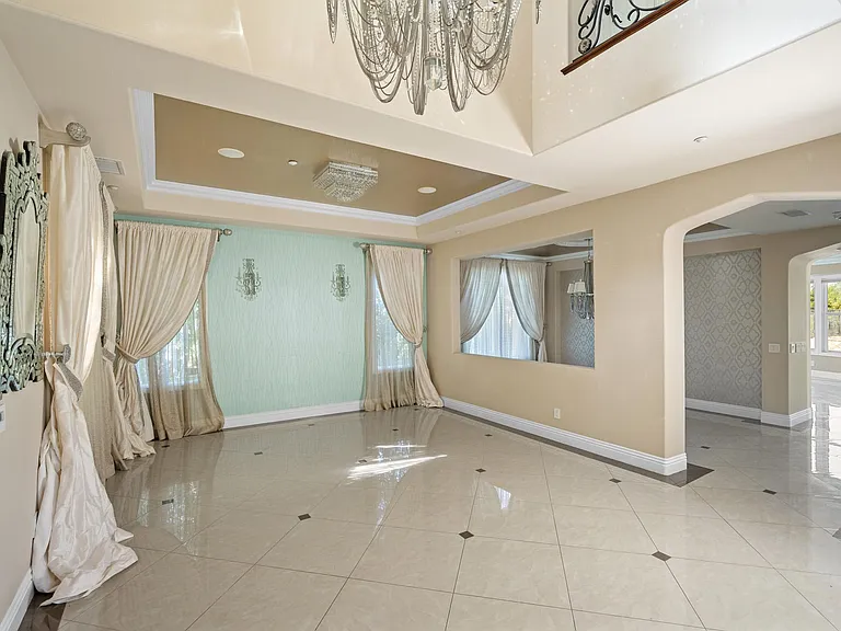7370 Chantilly Ln — Photo 4
