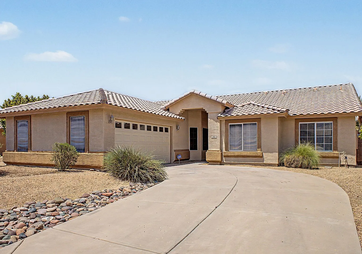 Perfect 4 BR Single Level Home — Photo 1