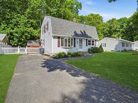 4th image of 20 Entrybrook Dr