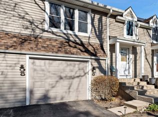 312 Hunters Cir, Fox River Grove, IL 60021